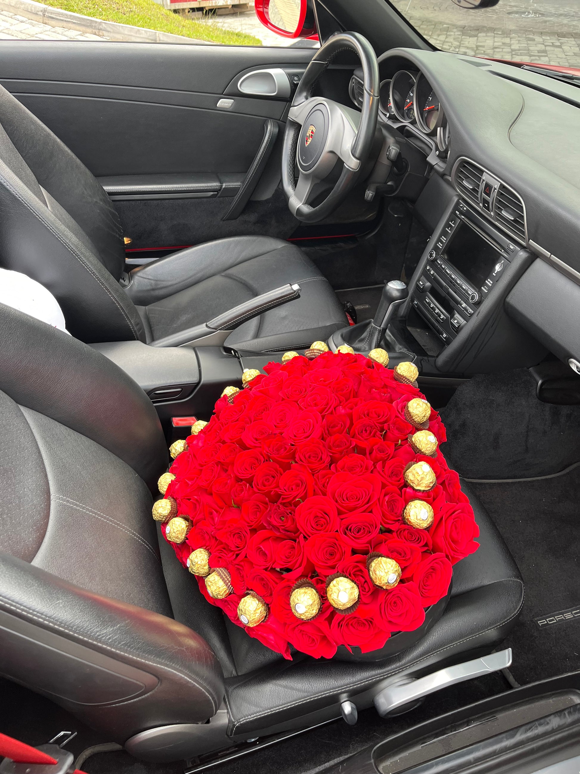 CORAZON DE 200 ROSAS CON FERREROS