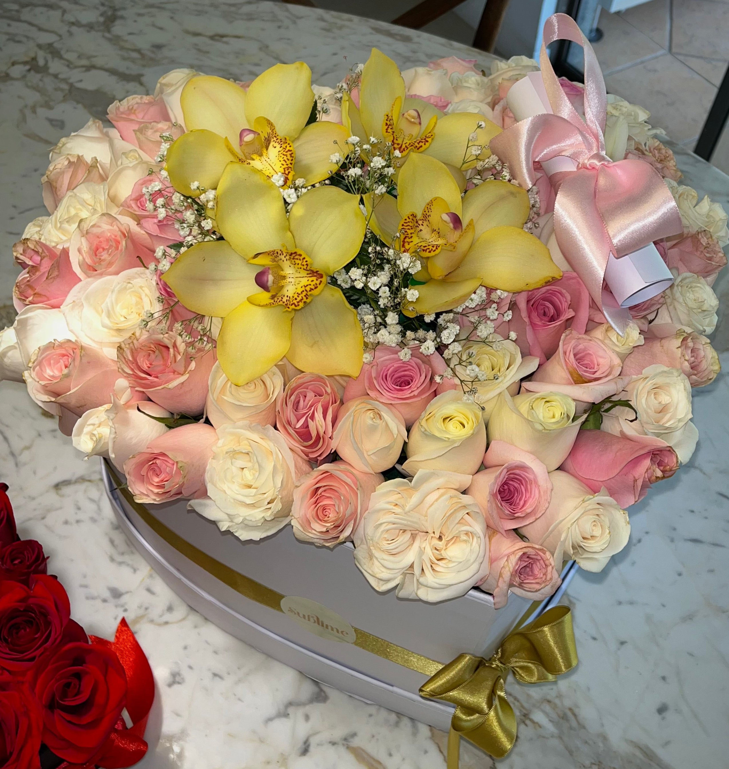 CORAZÓN DE ROSAS BLANCAS Y ROSADAS