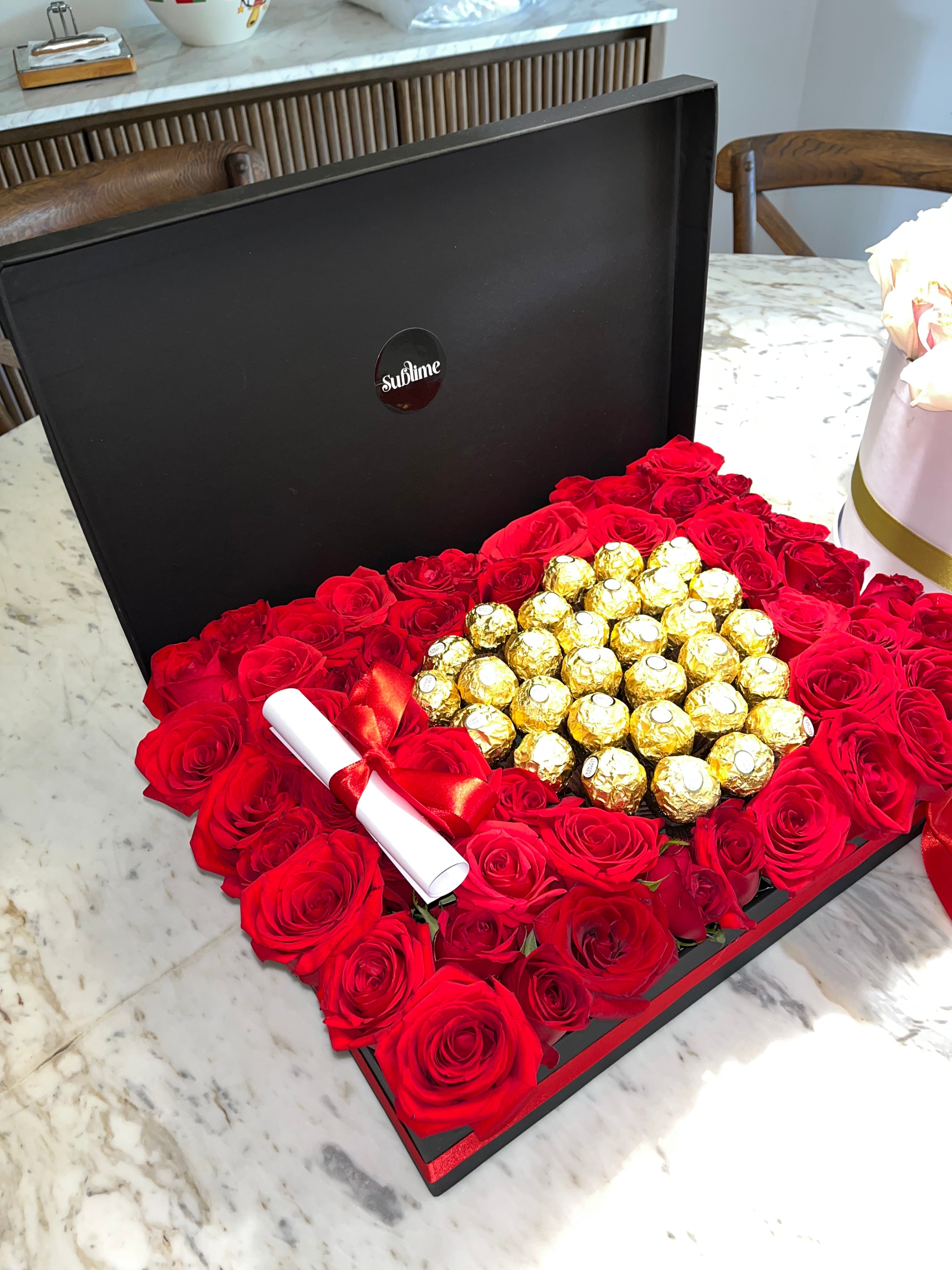 CAJA ROSAS CON CORAZÓN DE FERREROS