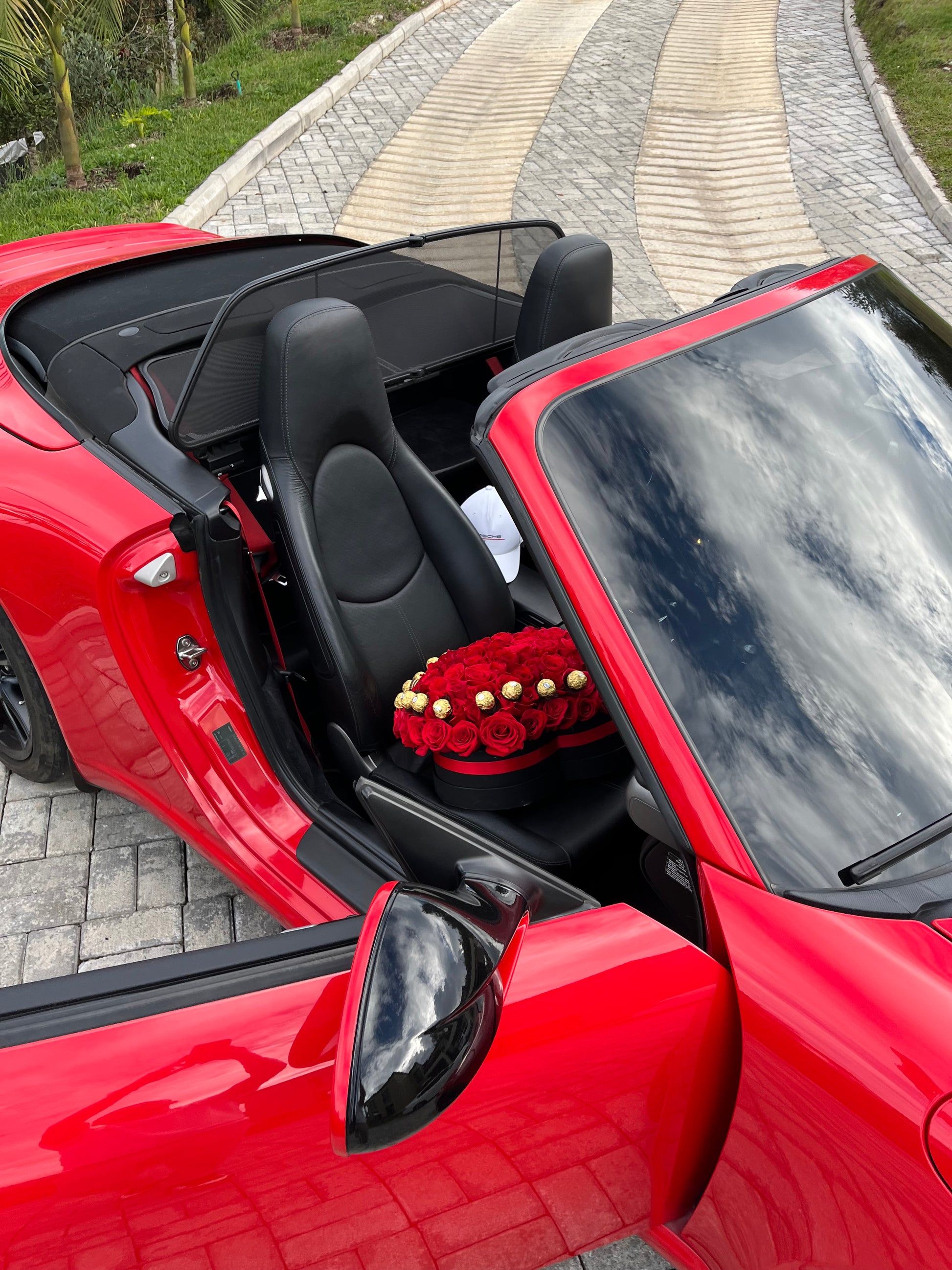 CORAZON DE 200 ROSAS CON FERREROS